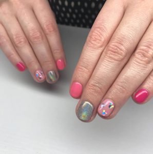 Klein Fanni CND Color Education Ambassador CND csillogós csajos köröm és manikűrje a belvárosi szépségszalonban