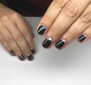 Klein Fanni CND Color Education Ambassador CND fekete köröm és manikűrje a budapesti fodrászat és körömszalonban